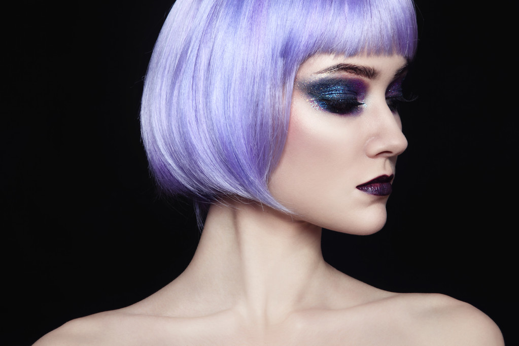 femme avec maquillage fantaisie et perruque violette
 - Photo, image