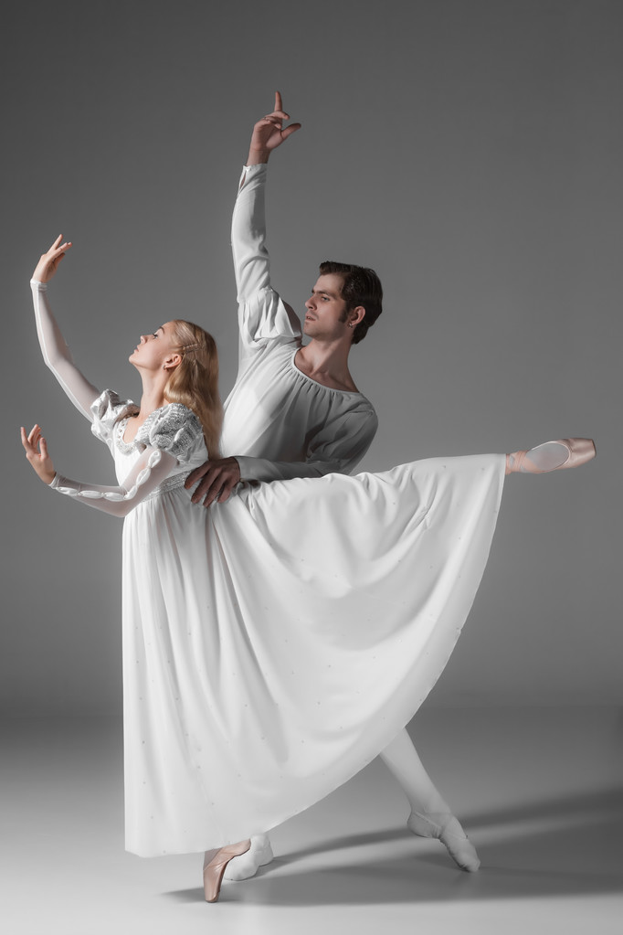 zwei junge Balletttänzer beim Üben. Attraktive Tanzdarsteller in Weiß  - Foto, Bild