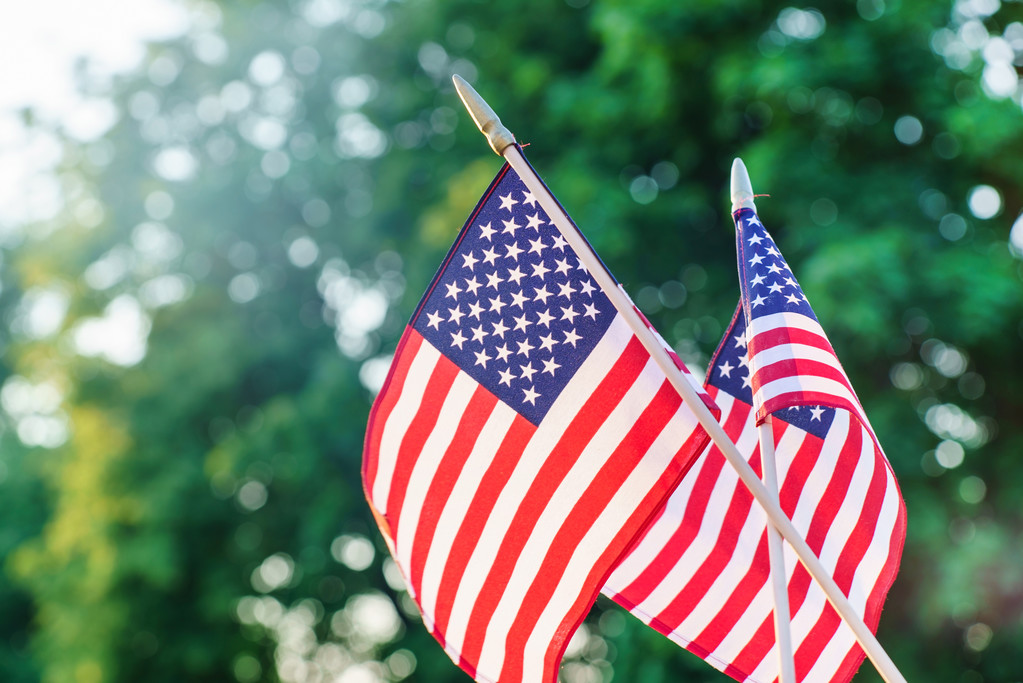 Amerikai zászlók, juharfalevél napsütéses időben szabadban - Fotó, kép