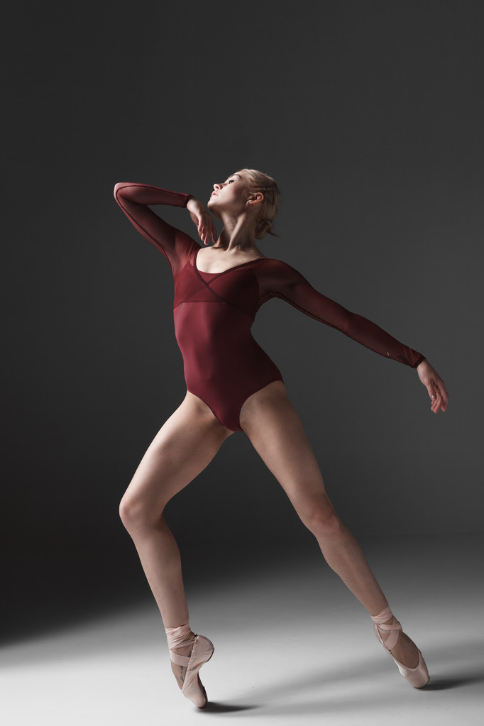 Fiatal gyönyörű modern stílusú táncos pózol a stúdió háttér - Fotó, kép