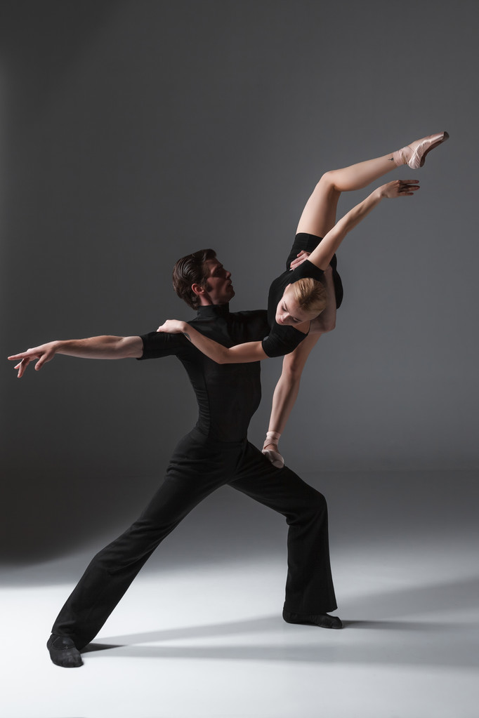 kaksi nuorta modernia balettitanssijaa harmaalla studiotaustalla
  - Valokuva, kuva