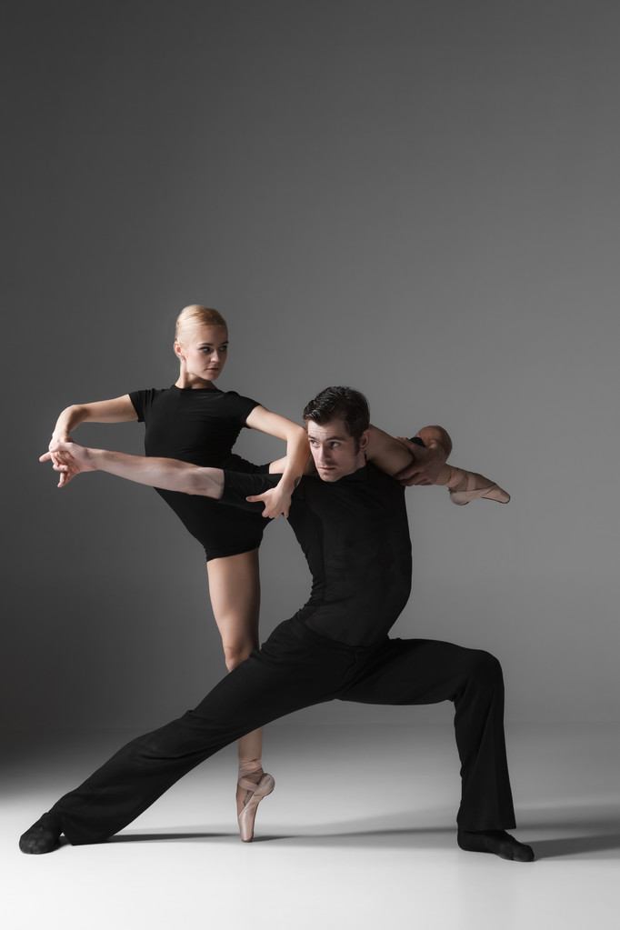 iki genç modern bale dansçıları gri studio arka plan üzerinde  - Fotoğraf, Görsel