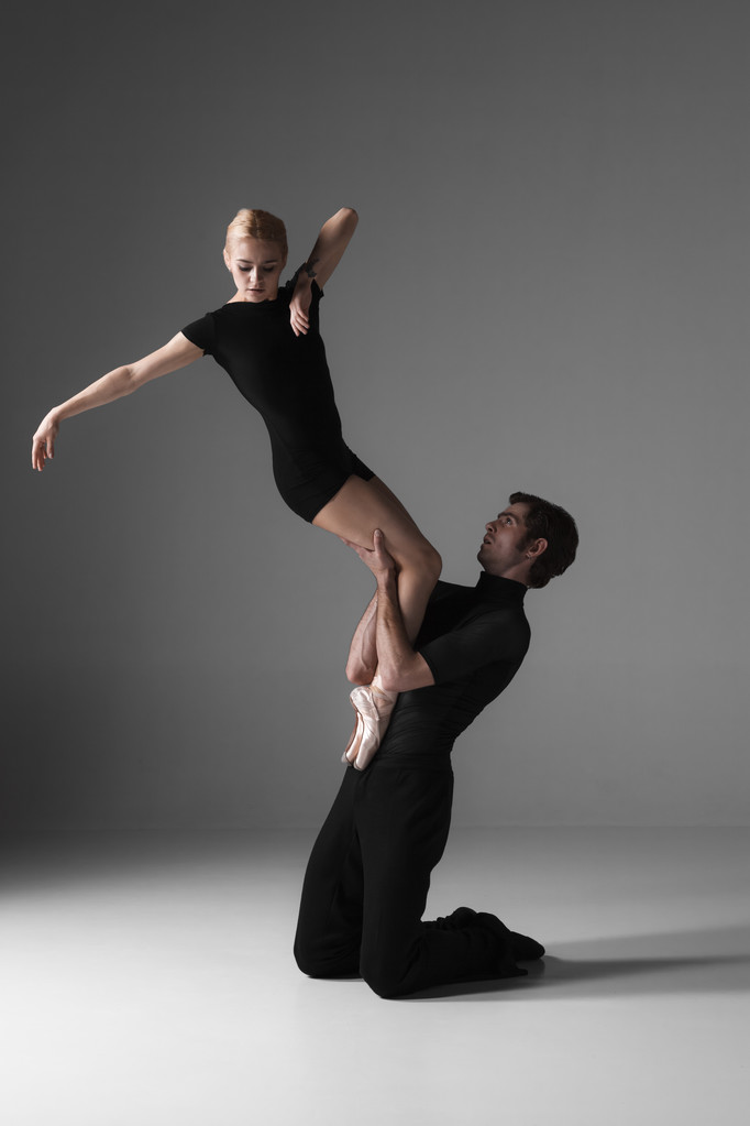 dwa młody nowoczesny balet tancerze na studio szary tło  - Zdjęcie, obraz