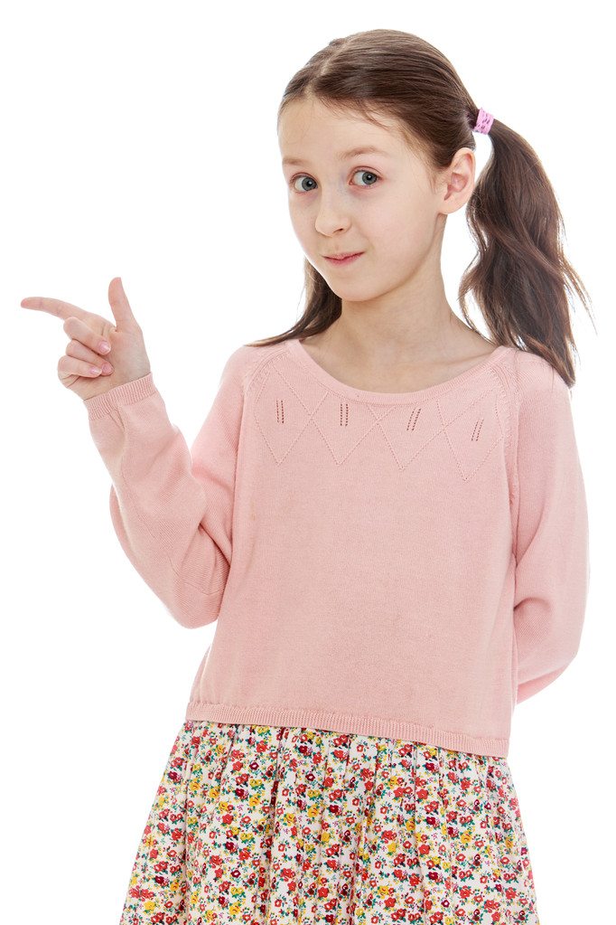 dark haired tiener meisje toont wijsvinger in de richting van een l - Foto, afbeelding