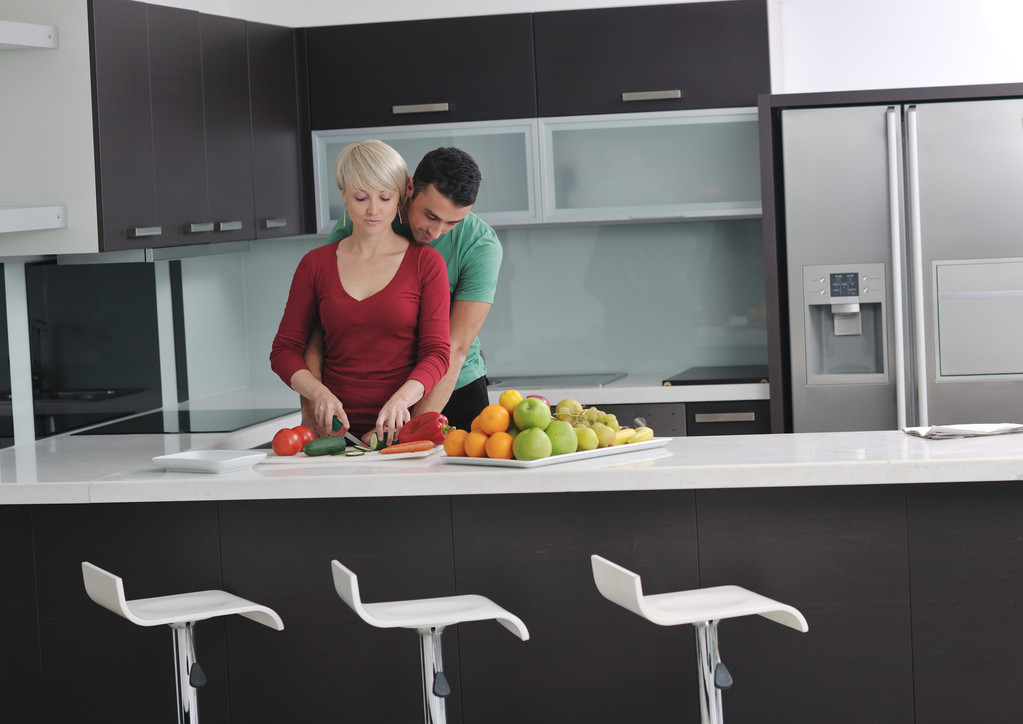 pareja joven divertirse en la cocina moderna - Foto, imagen