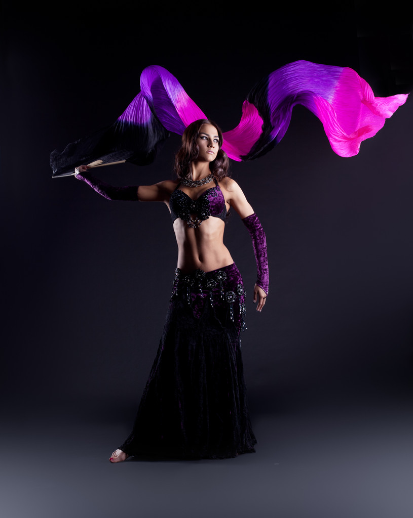 ファンテイルと東洋のアラビア語の衣装ダンスの女の子 - 写真・画像