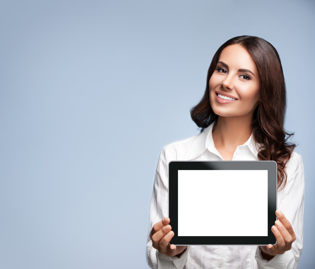 Donna d'affari che mostra tablet pc vuoto, su grigio, con copyspace
 - Foto, immagini