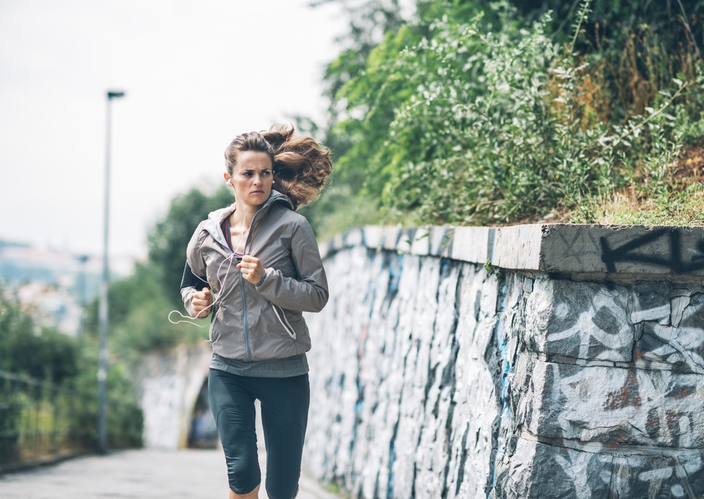 Fitness joven mujer corriendo en el parque de la ciudad
 - Foto, Imagen
