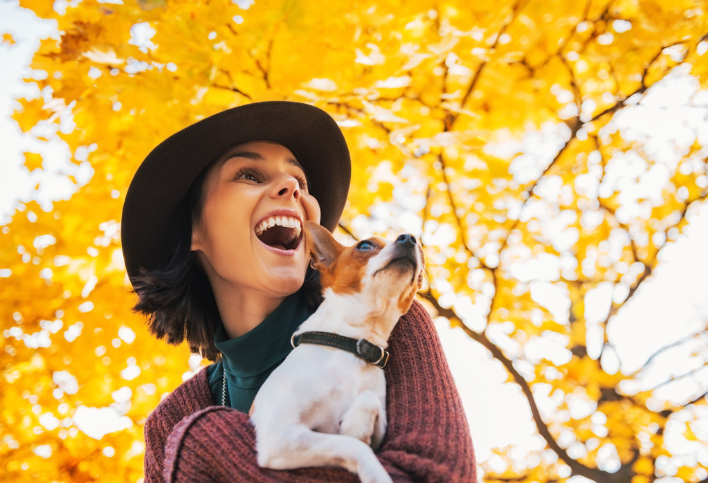 Retrato de mujer joven feliz con perro al aire libre en otoño lookin
 - Foto, imagen