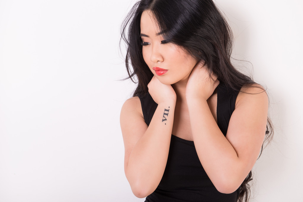gyönyörű ázsiai lány tetoválás egy fekete ruhás, a fehér bac - Fotó, kép