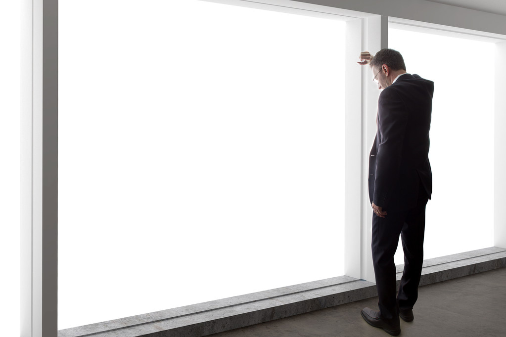 biznesmen patrząc w okno - Zdjęcie, obraz