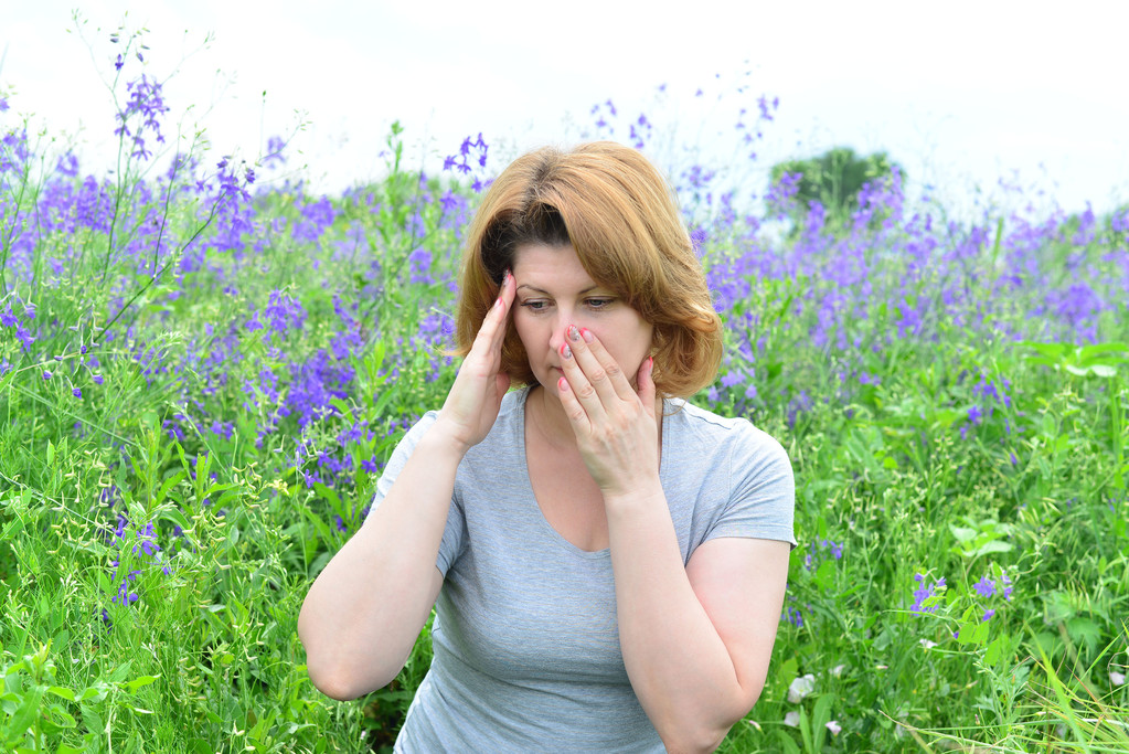  aikuinen nainen, jolla on allergioita niityllä
 - Valokuva, kuva