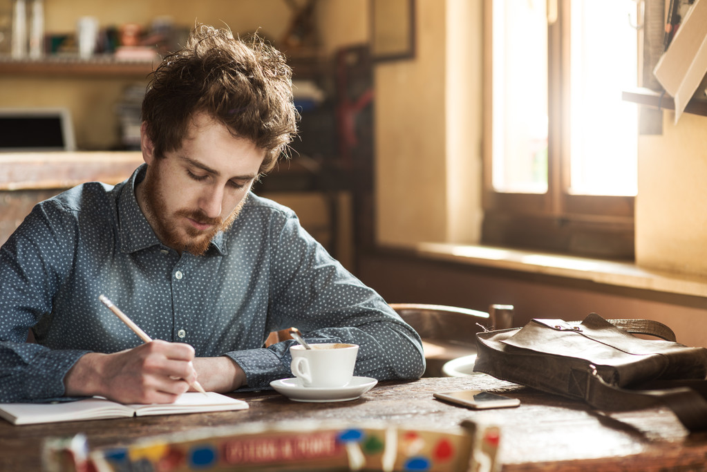 Człowiek młody hipster szkicowanie w pracowni - Zdjęcie, obraz