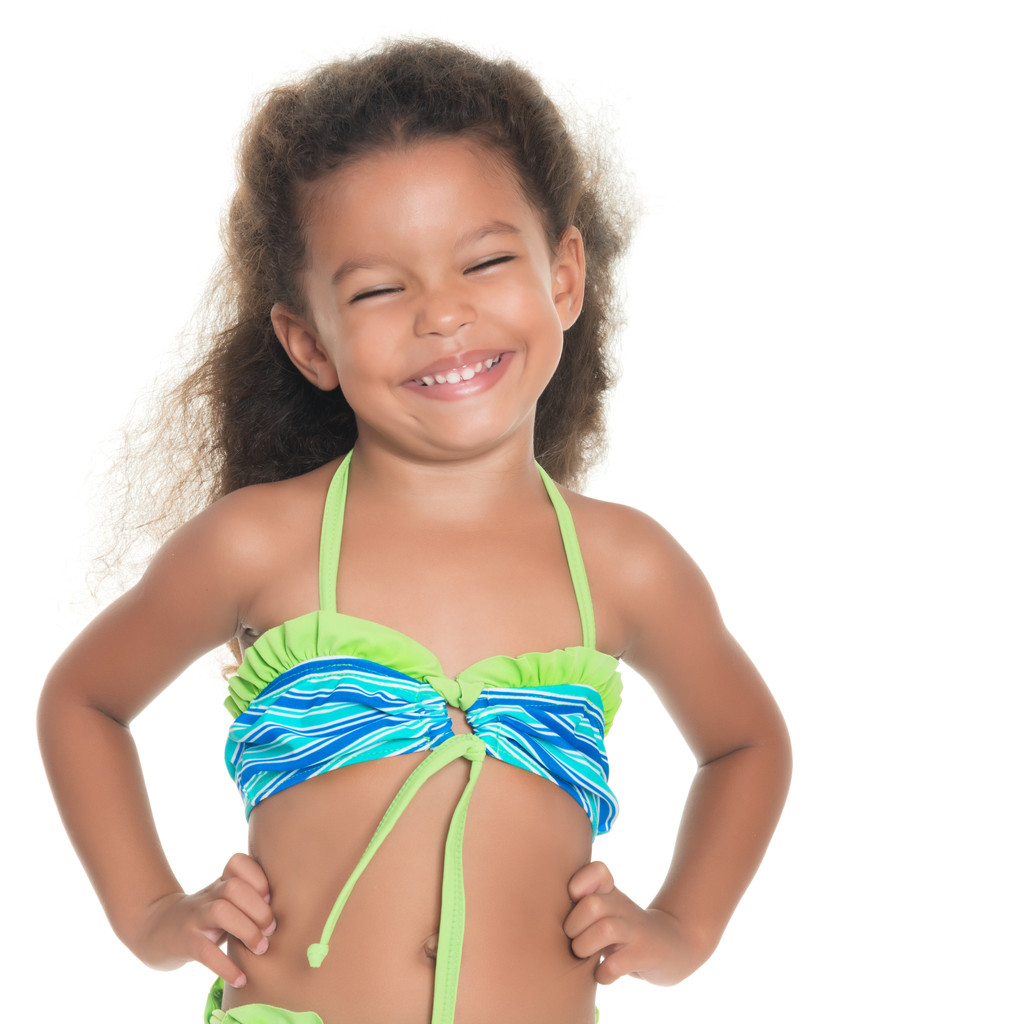 Mignon petite fille hispanique portant un maillot de bain
 - Photo, image