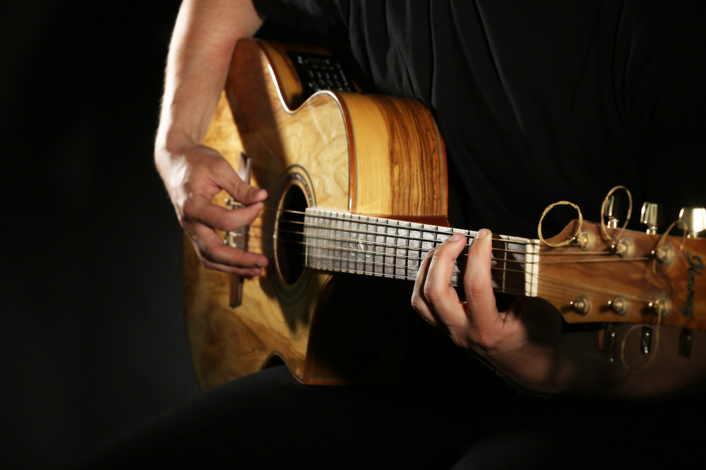 Muž hrající na kytaru - Fotografie, Obrázek