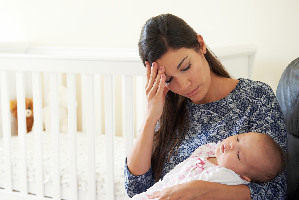 Müde Mutter leidet an postnataler Depression - Foto, Bild