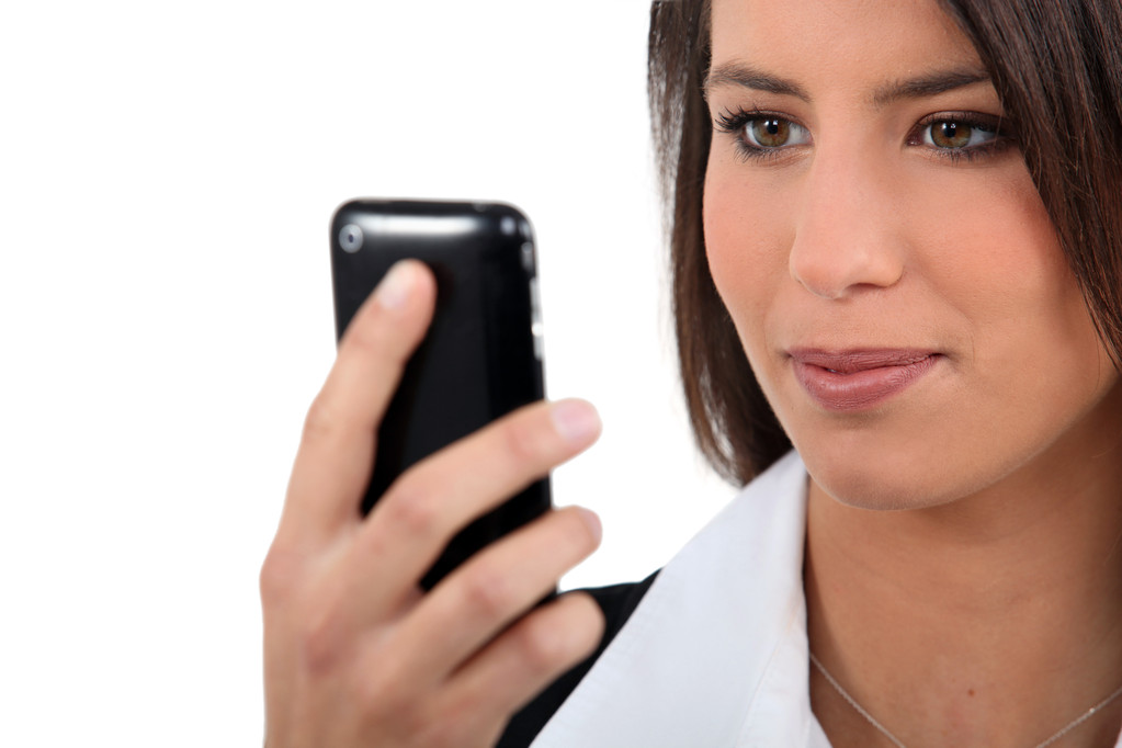 Geschäftsfrau schaut aufs Handy - Foto, Bild