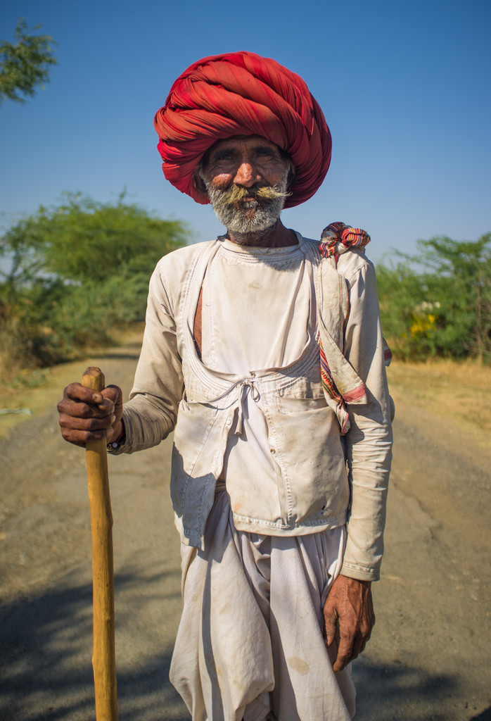 Älterer Rabari-Stammesführer steht - Foto, Bild
