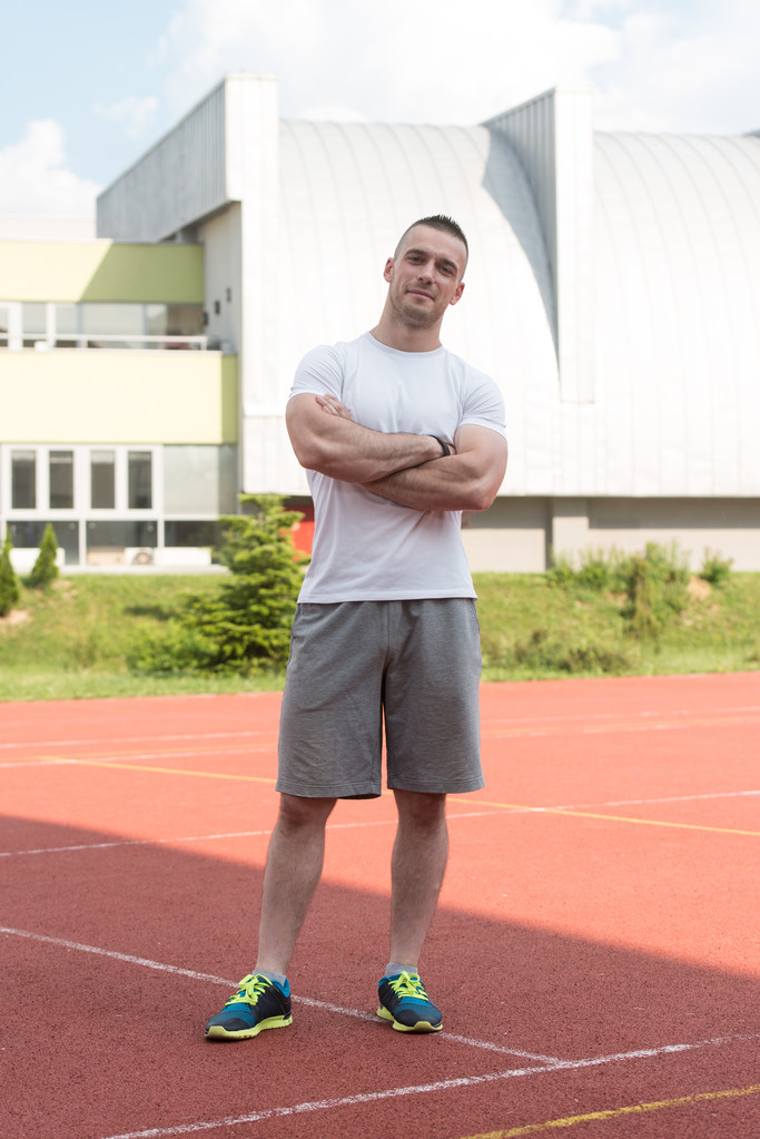 Homem atlético após o exercício de fitness ao ar livre
 - Foto, Imagem
