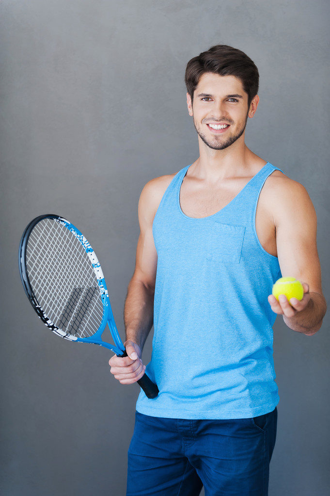lihaksikas mies tilalla tennis maila
 - Valokuva, kuva