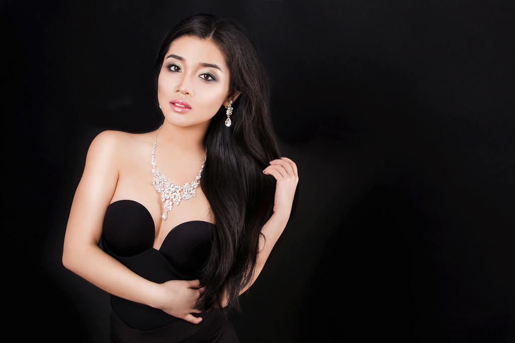 beautiful young asian woman posing with jewelry - Φωτογραφία, εικόνα