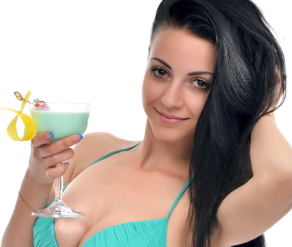 mujer en bikini bebiendo jugo de cóctel margarita con fresa
 - Foto, Imagen