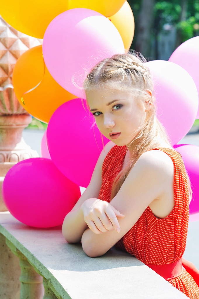 Closeup portret van inschrijving tiener met ballonnen - Foto, afbeelding