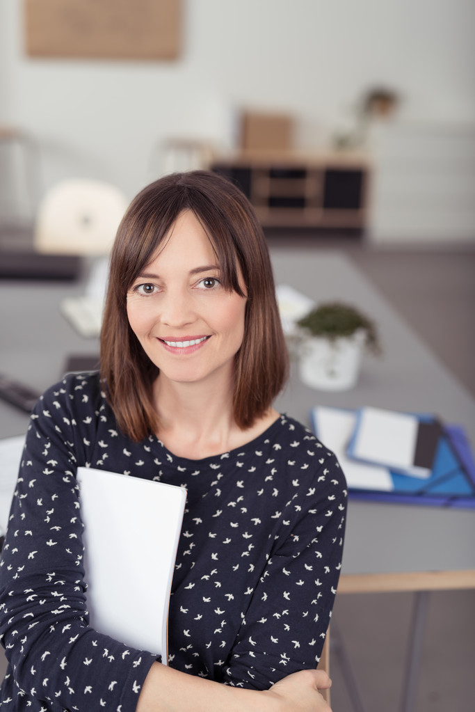 Femme d'affaires amicale debout dans un bureau
 - Photo, image
