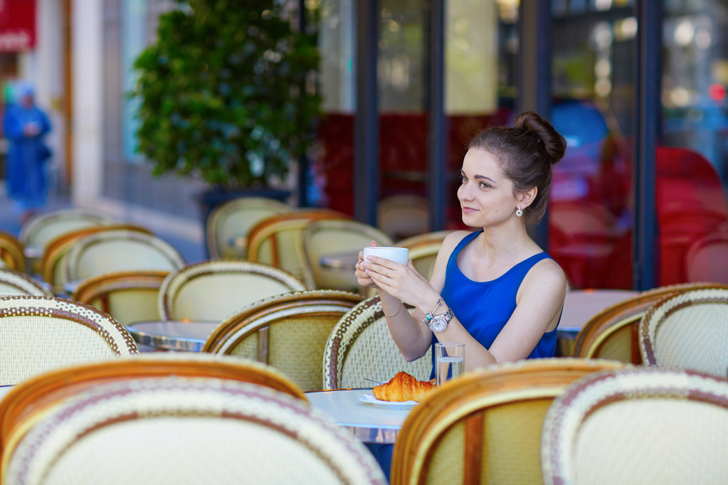 Bella giovane donna parigina nel caffè
 - Foto, immagini