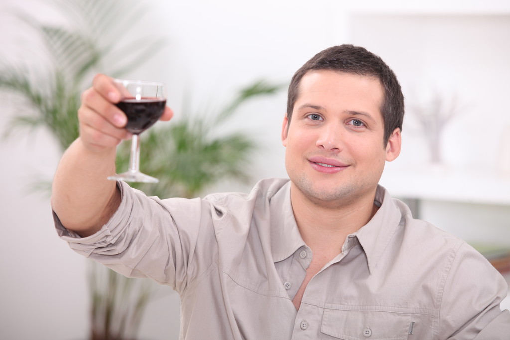 man drinken van wijn alleen - Foto, afbeelding