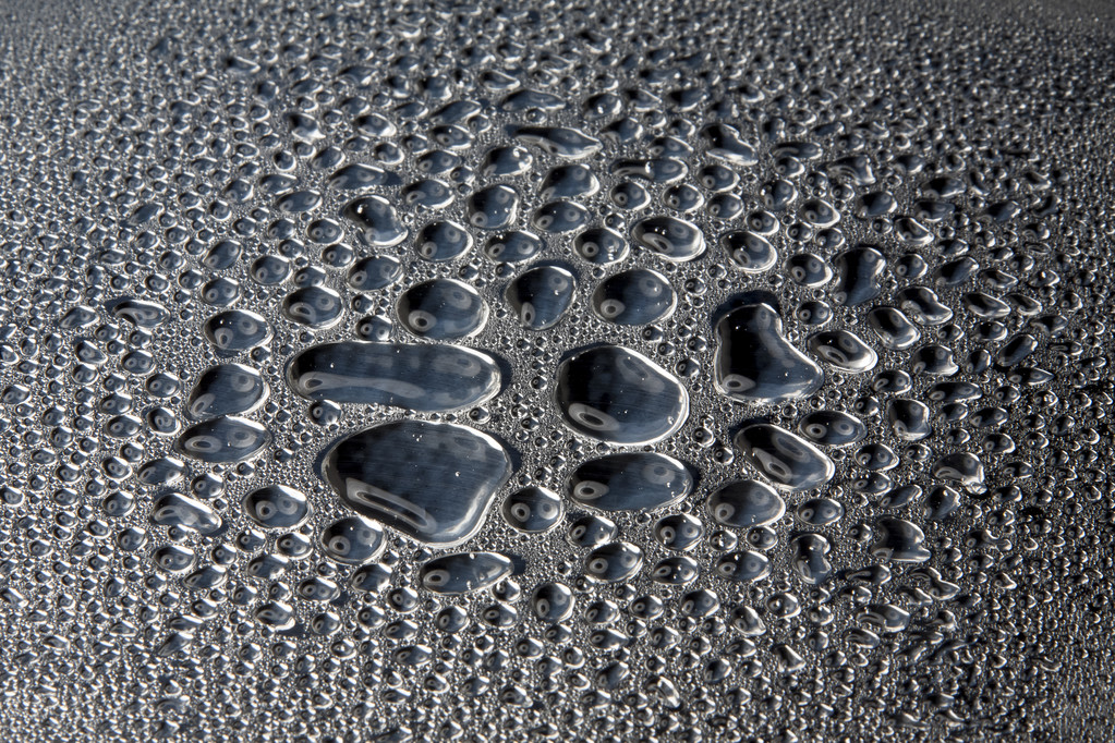 water druppels op gepolijste metalen oppervlak - Foto, afbeelding