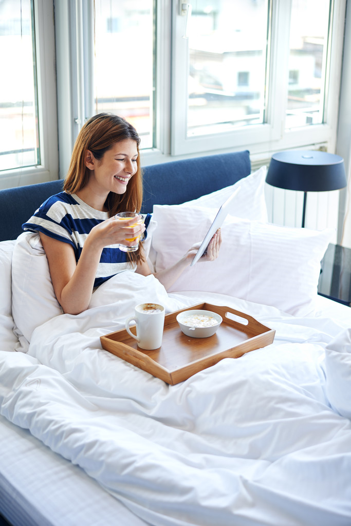 Сніданок у ліжку для жінки
 - Фото, зображення