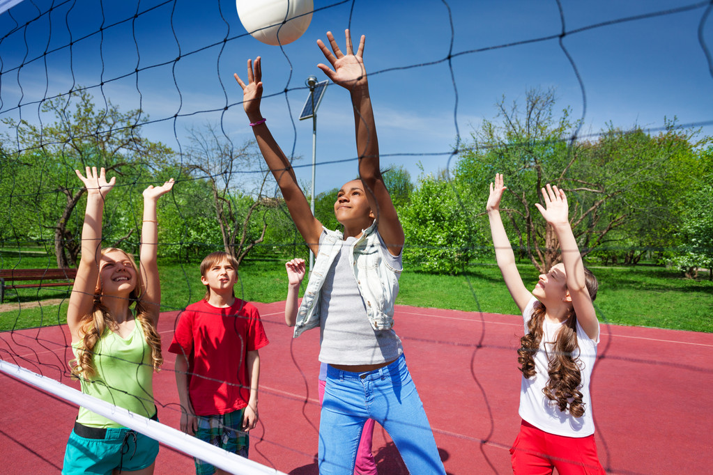 Vista a través de la red de voleibol de los niños
 - Foto, imagen