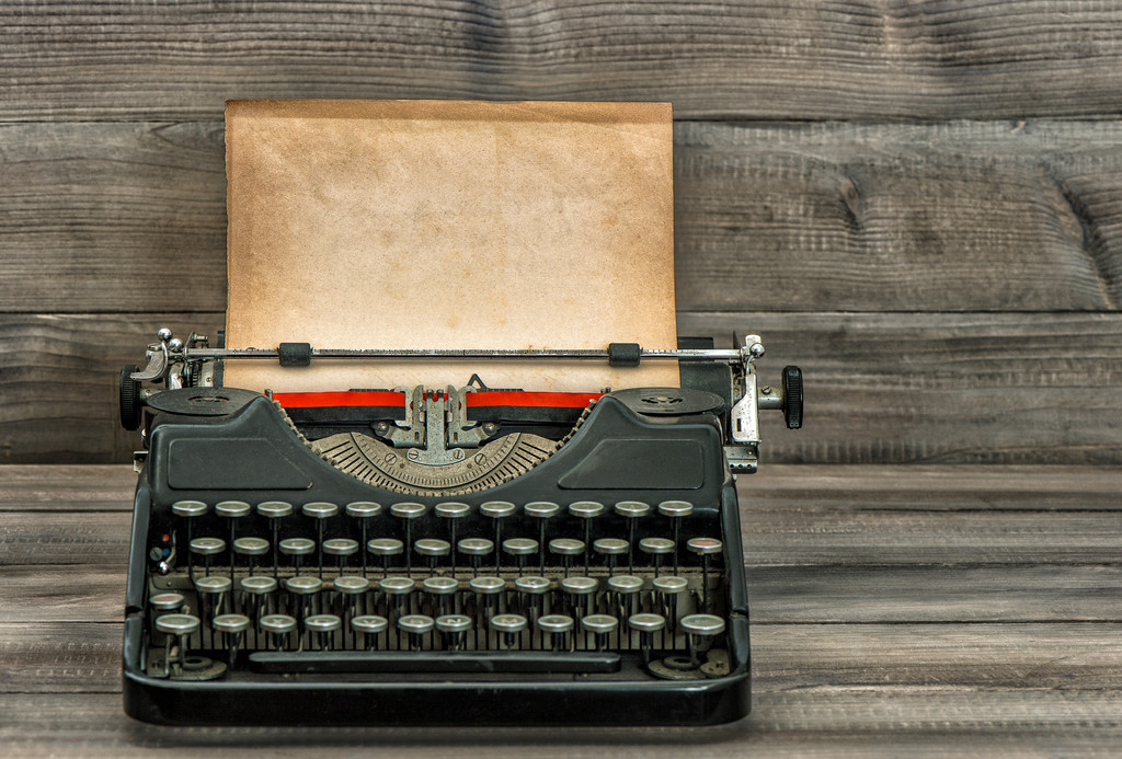 Máquina de escrever antiga com página de papel texturizada antiga. Estilo vintage
 - Foto, Imagem