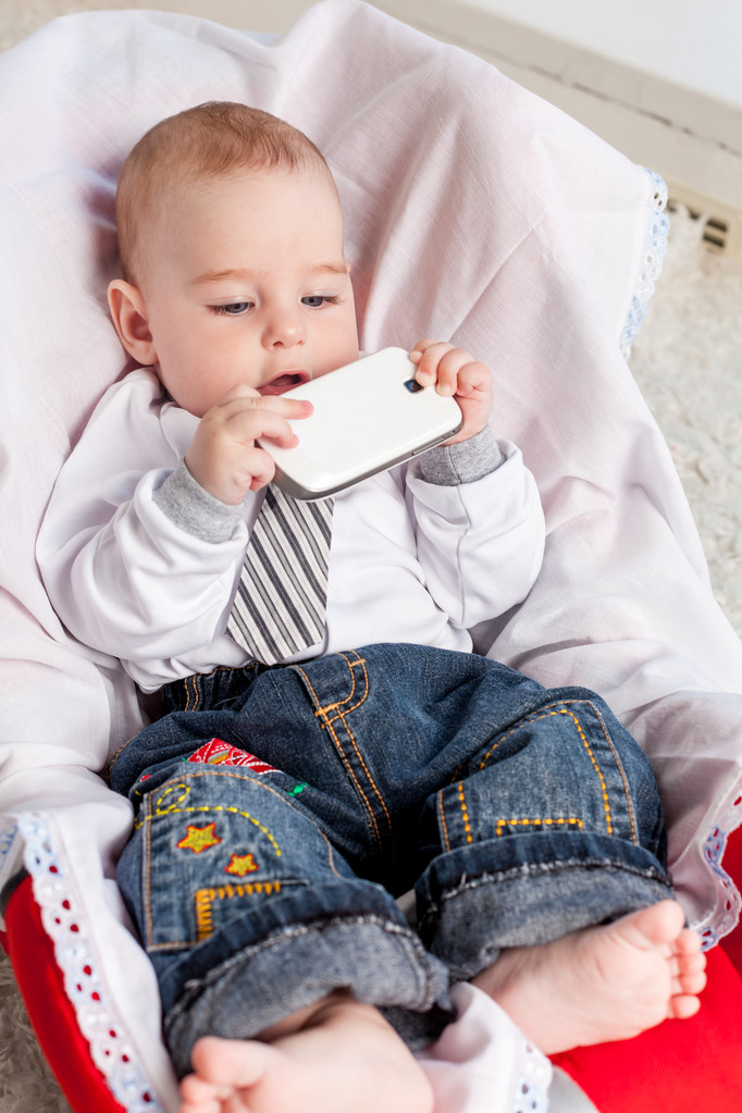 Telefon ile oynarken küçük çocuk - Fotoğraf, Görsel