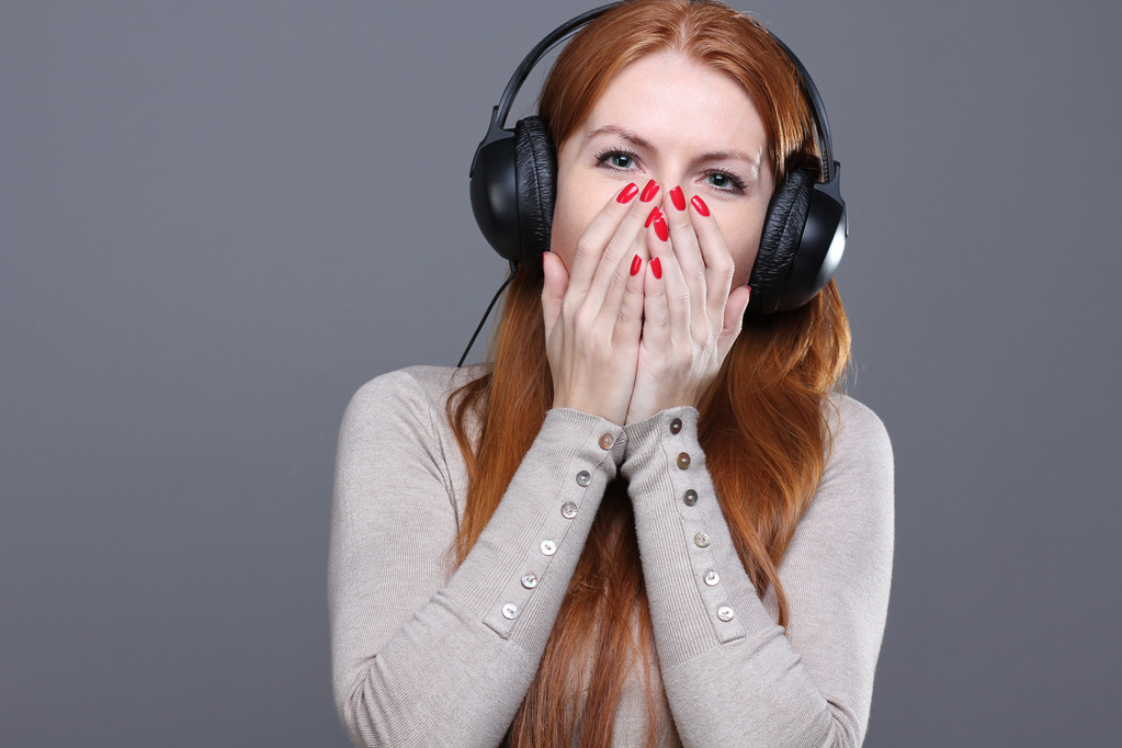 Young woman listening to music - Photo, Image