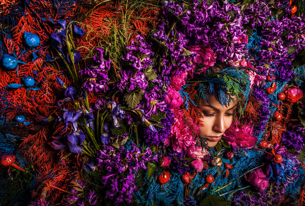 Portret dziewczyny bajki otoczony z naturalnych roślin i kwiatów. Sztuka obrazu w jasnym fantasy stylizacja. - Zdjęcie, obraz