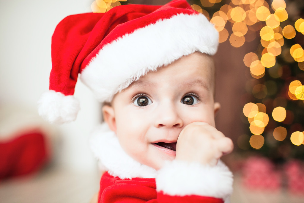 Bébé mignon en costume de Père Noël près de l'arbre de Noël
 - Photo, image