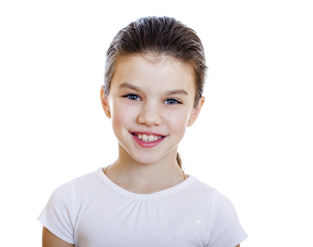 Портрет очаровательной маленькой девочки, улыбающейся в камеру
 - Фото, изображение