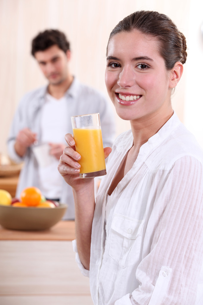 nő iszik egy pohár narancslé a reggeli - Fotó, kép