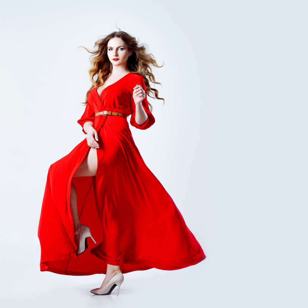 Foto de moda de la joven mujer magnífica en vestido rojo. Retrato de estudio
 - Foto, imagen