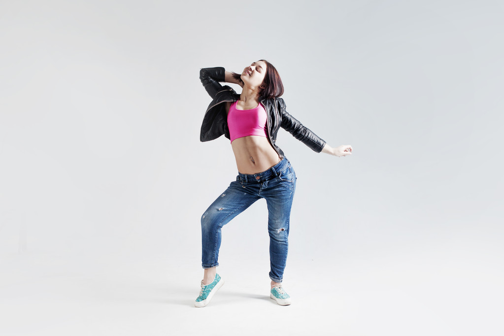 fiatal nő hip-hop táncos, a stúdióban, fehér alapon - Fotó, kép