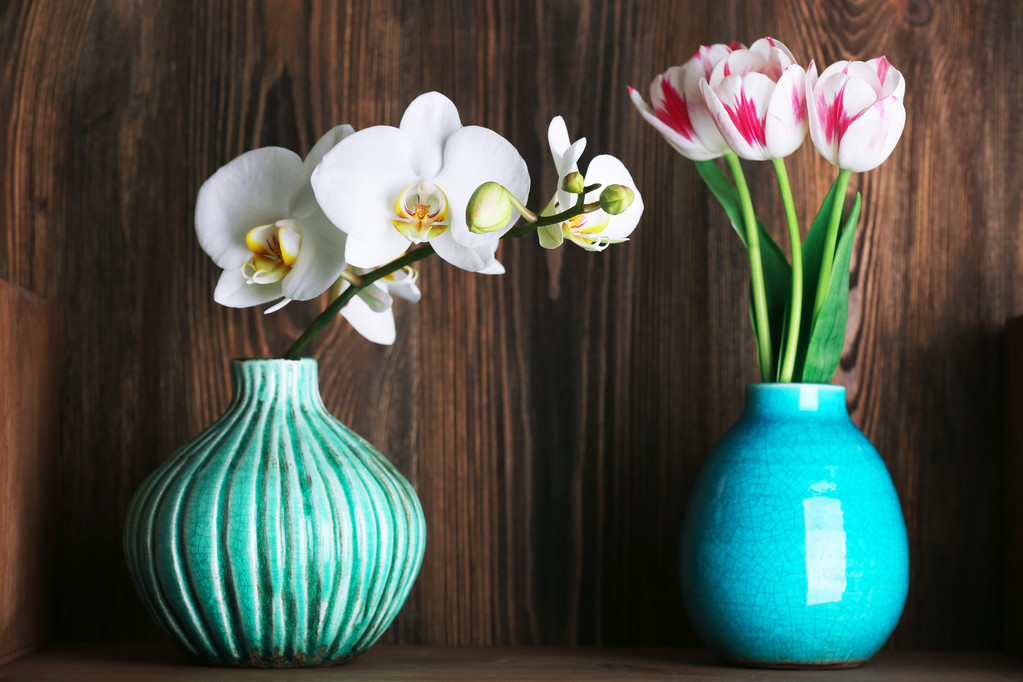 φρέσκα ανοιξιάτικα λουλούδια σε ξύλινο φόντο - Φωτογραφία, εικόνα