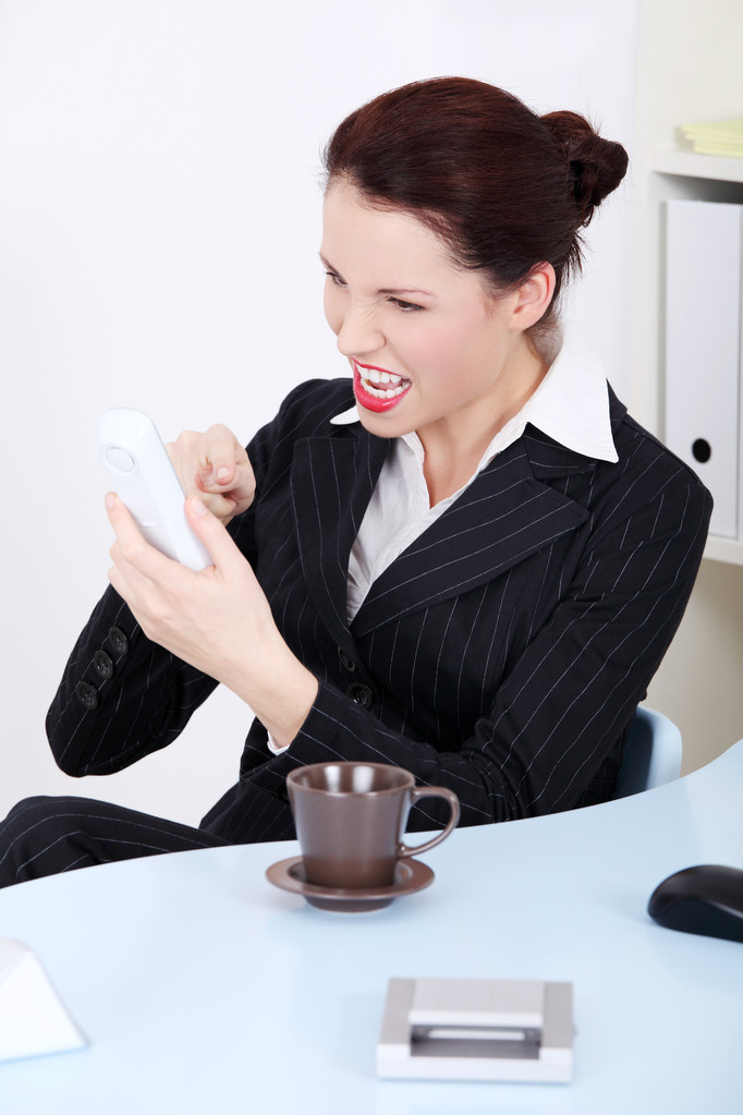 Красивая деловая женщина кричит по телефону
. - Фото, изображение