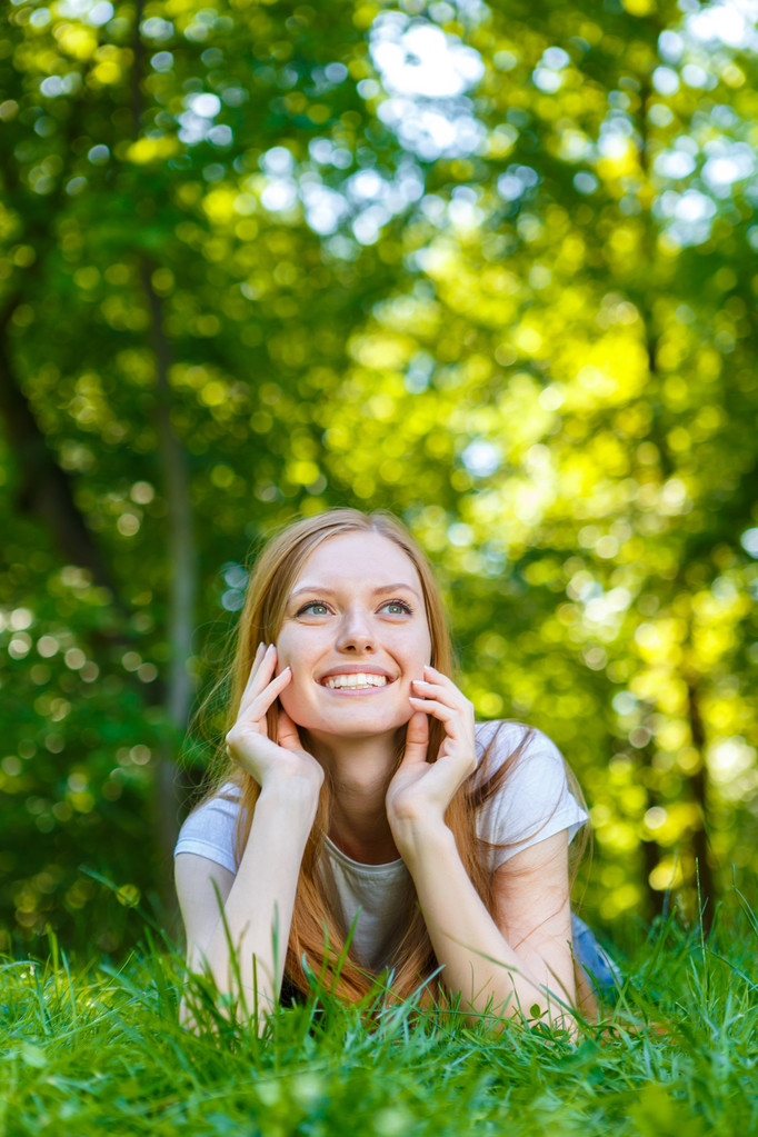 Kaunis hymyilevä punatukkainen nuori nainen
 - Valokuva, kuva
