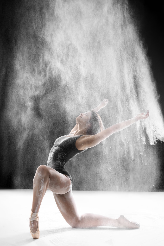 балерина танцует с мукой
 - Фото, изображение
