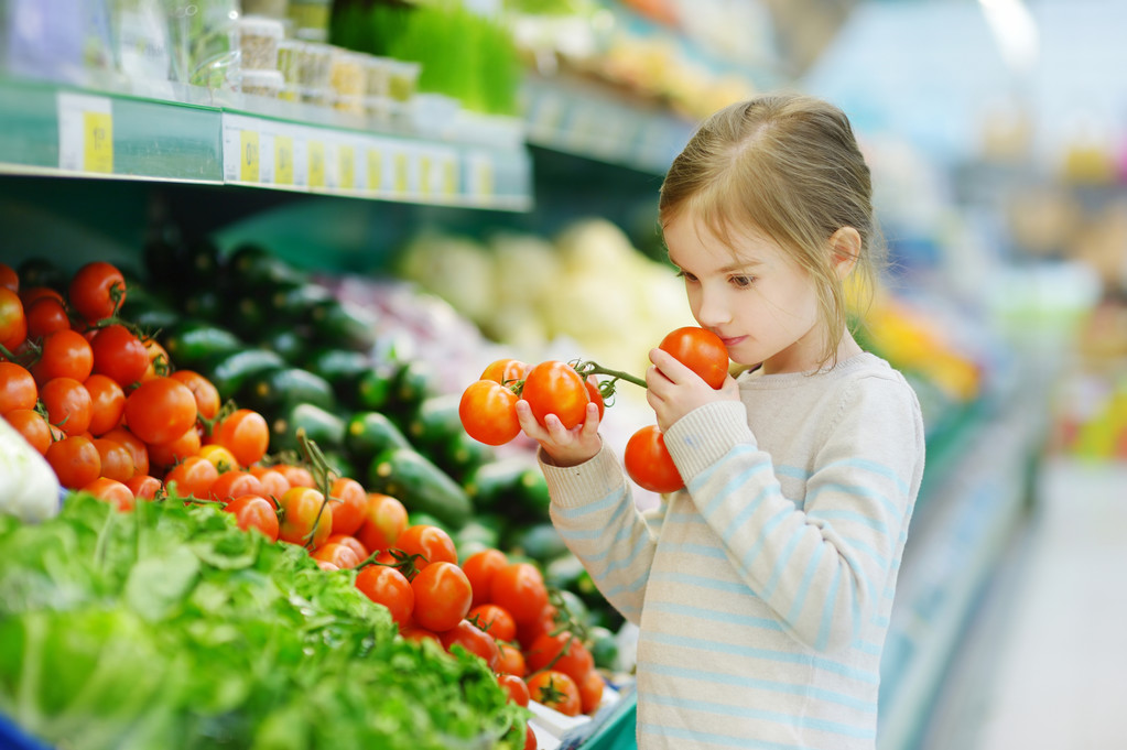 Little girl choosing tomatoes - Photo, Image