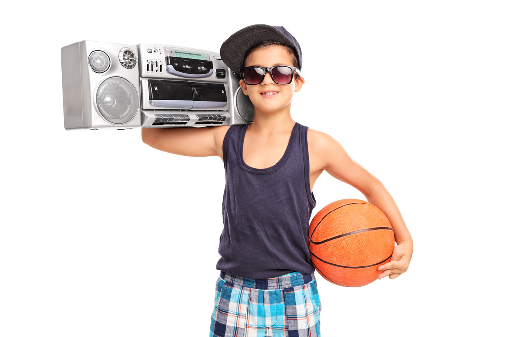 мальчик держит баскетбол и гетто бластер
 - Фото, изображение