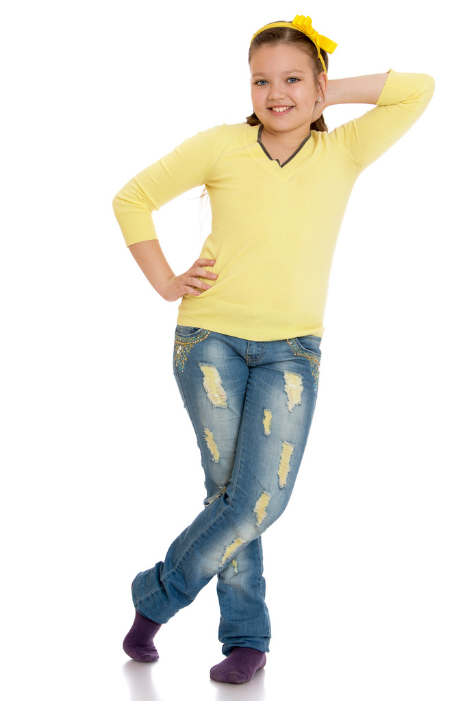 La chica en jeans deshilachados
 - Foto, Imagen