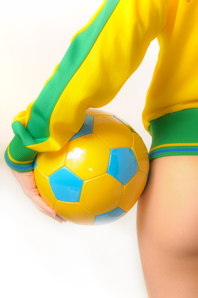 Bikini Brésilien Modèle inférieur tenant ballon de football
 - Photo, image